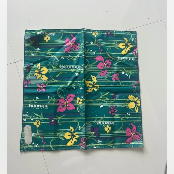 Island Floral Dinner Napkins (set of 7). Tropical Flowers.  Made by JMI - Picture 8 of 9